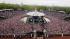Crowds gather near the gates og Buckingham...