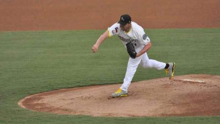 Seven-time Cy Young Award winner Roger Clemens debuted with the Sugar Land Skeeters of the independent Atlantic League on Saturday night, much to the delight of thousands of Skeeters fans