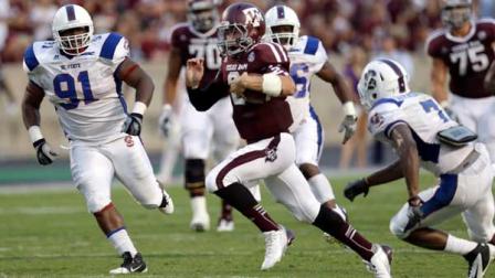 Texas A&M quarterback Johnny Manziel (2) runs for a touchdown as South Carolina States Kimario McFadden (7) and Curtis Hill (91) try to tackle him during the second quarter of an NCAA college football game on Saturday, Sept. 22, 2012, in College Station, Texas. (AP Photo/David J. Phillip)