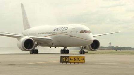 United Airlines first Dreamliner lands at Bush Intercontinental Airport