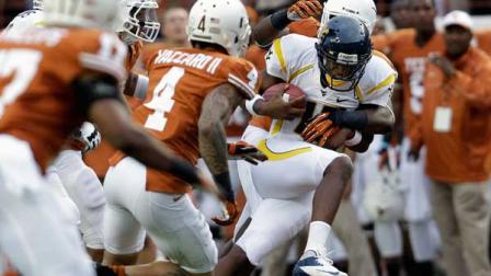 West Virginia quarterback Geno Smith, right, runs with the ball as Texas defends during the first quarter of an NCAA college football game on Saturday, Oct. 6, 2012, in Austin, Texas. (AP Photo/Eric Gay)