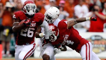 Oklahoma running back Damien Williams (26) breaks away for a touchdown run as teammate Kenny Stills (4) blocks Texas cornerback Quandre Diggs (6) during the first half of an NCAA college football game at the Cotton Bowl Saturday, Oct. 13, 2012, in Dallas. (AP Photo/Michael Mulvey)