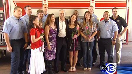 Farshid Parvinazar (center) on Friday thanked four women and several first responders at Fire Station 82 in southwest Houston