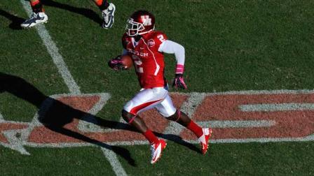 D.J Hayden, seen here returning an interception against UTEP, suffered a life-threatening injury during a practice on Tuesday, November 6, 2012. (AP photo)