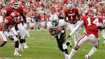 Baylor running back Lache Seastrunk (25) finds a hole in the Oklahoma defense to score in the second quarter of an NCAA college football game in Norman, Okla., Saturday, Nov. 10, 2012. (AP Photo/Sue Ogrocki)