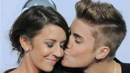Pattie Malette, left, and Justin Bieber arrive at the 40th Anniversary American Music Awards on Sunday, Nov. 18, 2012, in Los Angeles. (Photo by Jordan Strauss/Invision/AP)