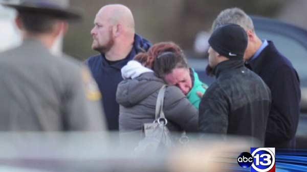 Newtown, Connecticut mourns as police look for answers | abc13.