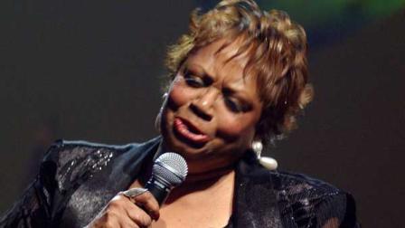Fontella Bass performs during the Pioneer Awards at New Yorks Apollo Theatre, Thursday, Nov. 8, 2001. The Pioneer Awards recognize those who have made a deep impact on the development of rhythm and blues. (AP Photo/Louis Lanzano)