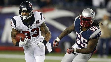 Houston Texans running back Arian Foster (23) is chased by New England Patriots middle linebacker Brandon Spikes during the first half of an AFC divisional playoff NFL football game in Foxborough, Mass., Sunday, Jan. 13, 2013. (AP Photo/Stephan Savoia)