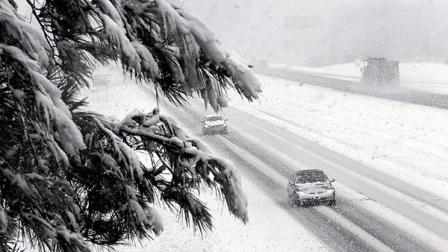 Heavy fall snows along Interstate-65 in Hartselle, Ala., Thursday, Jan. 17, 2013. Snow fell in Central and North Alabama, sending kids home from schools early along with other closures. (AP Photo/Dave Martin)