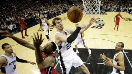 San Antonio Spurs Tiago Splitter (22), of Brazil, and Miami Heats Udonis Haslem battle for a rebound during the first half at Game 3 of the NBA Finals basketball series, Tuesday, June 11, 2013, in San Antonio. (AP Photo/Eric Gay)