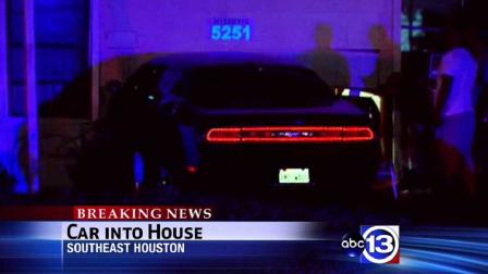 Car crashes into southeast Houston home