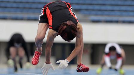 Kenichi Ito runs on his arms and legs on a race course