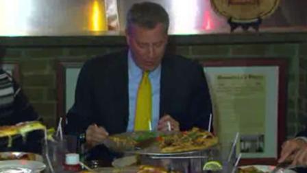 Mayor Bill de Blasio caught eating pizza with fork