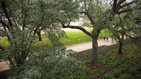 Houstonians and visitors to the city will enjoy 12 acres of urban green space including one-acre lake, childrens playground area, interactive water features, multi-use amphitheater stage and sloping lawn, small and large dog runs, various public art works, lawns and lots of great food