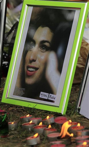 Mitch Winehouse, center blue shirt, Amy...