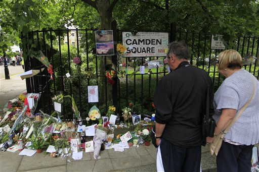 Mitch Winehouse, center blue shirt, Amy...