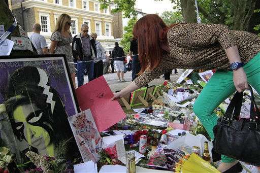 Mitch Winehouse, center blue shirt, Amy...