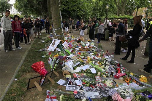 Mitch Winehouse, center blue shirt, Amy...