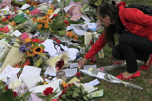 Mitch Winehouse, center blue shirt, Amy...