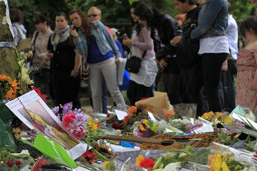 Mitch Winehouse, center blue shirt, Amy...