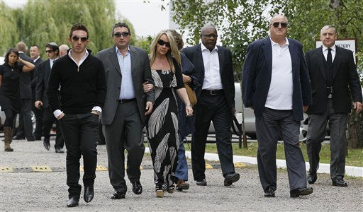 Mitch Winehouse, center blue shirt, Amy...