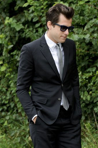 Mitch Winehouse, center blue shirt, Amy...