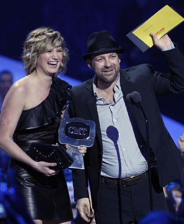 Justin Bieber, center, and Rascal Flatts accept...