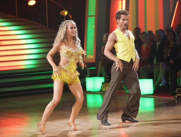 Kendra Wilkinson and her partner Louis van Amstel received 25 out of 30 from the judges for their Samba on week six of 'Dancing With The Stars.'