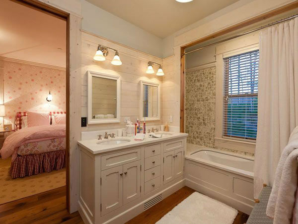A bathroom in Jerry Seinfeld's mansion in...