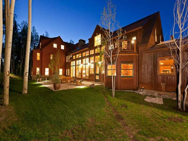 An outside view of Jerry Seinfeld's mansion in...