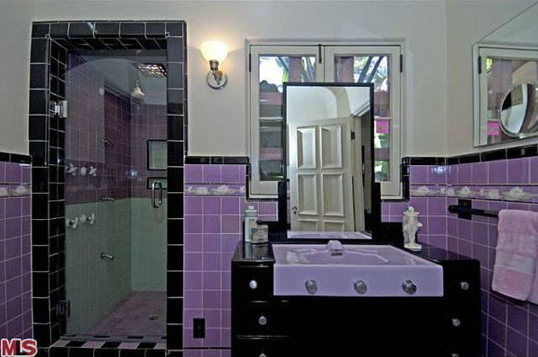 The master bathroom in Rose McGowan's former...