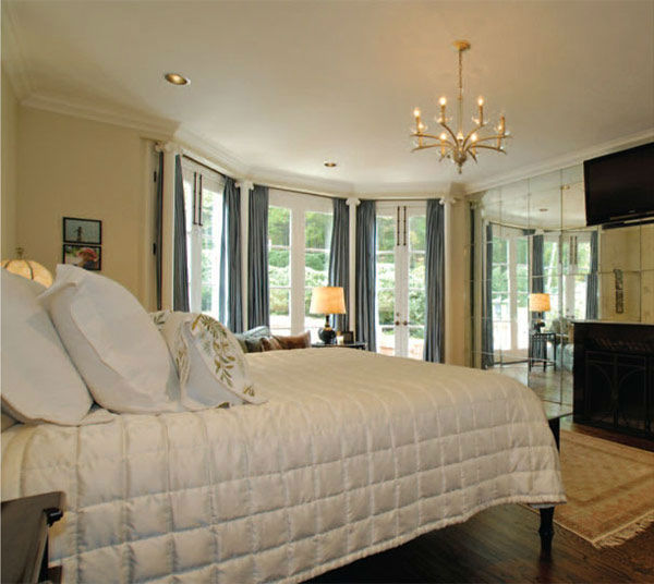 The master bedroom in Taylor Swift's...