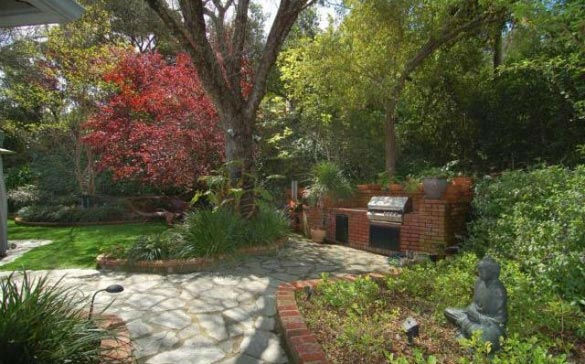 The built-in brick barbecue at 'Gossip Girl'...