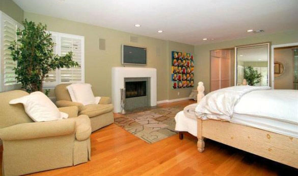 The master bedroom in 'Gossip Girl' actress...