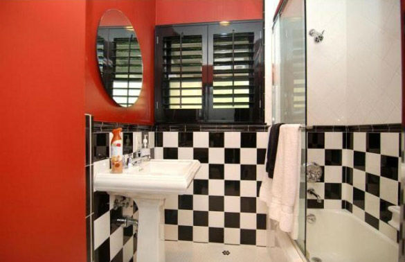 The guest bathroom in 'Gossip Girl' actress...