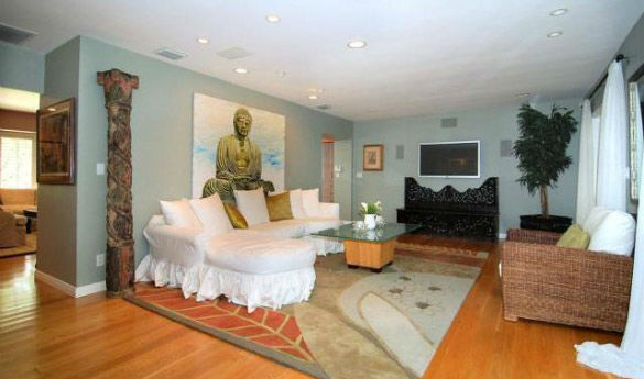 A living room in 'Gossip Girl' actress Leighton...