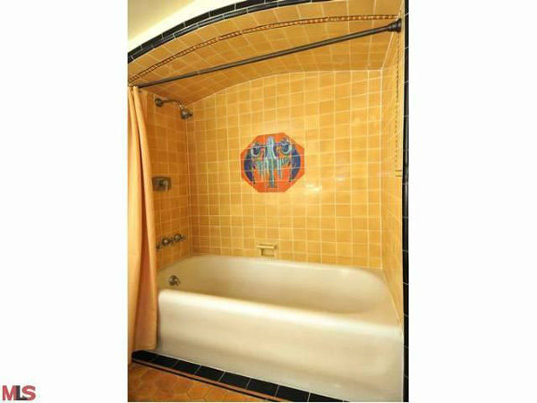 A guest bathroom in Frances Bean Cobain's 3,350...