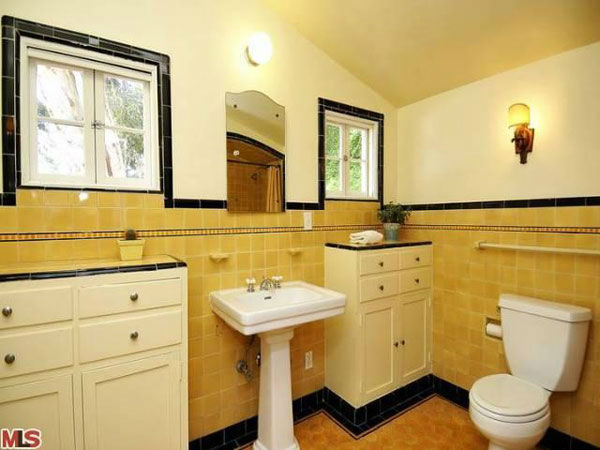 A guest bathroom in Frances Bean Cobain's 3,350...