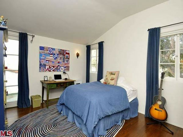 A guest bedroom in Frances Bean Cobain's 3,350...