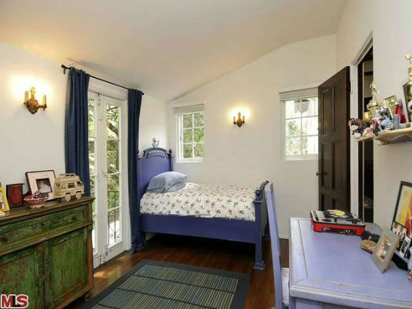 A guest bedroom in Frances Bean Cobain's 3,350...
