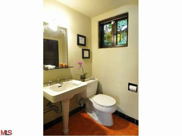 A guest bathroom in Frances Bean Cobain's 3,350...