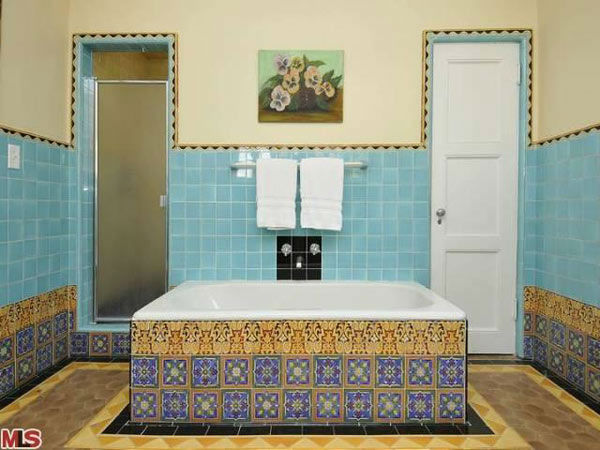The master bathroom in Frances Bean Cobain's...