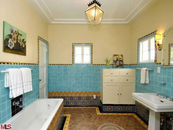 The master bathroom in Frances Bean Cobain's...