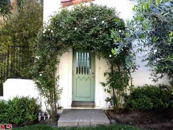 The side entrance to Frances Bean Cobain's 3,350...