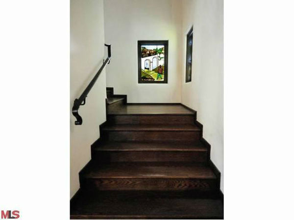 The staircase in Frances Bean Cobain's 3,350...