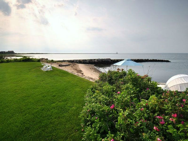 Katharine Hepburn's former Connecticut home sits...