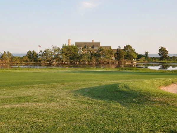 Katharine Hepburn's former Connecticut home sits on 3.4 acres of land and includes over 8,300 square feet of living space inside. It has three floors and six bedrooms, each with their own bathroom. <br /><br />The home also features seven and a half bathr