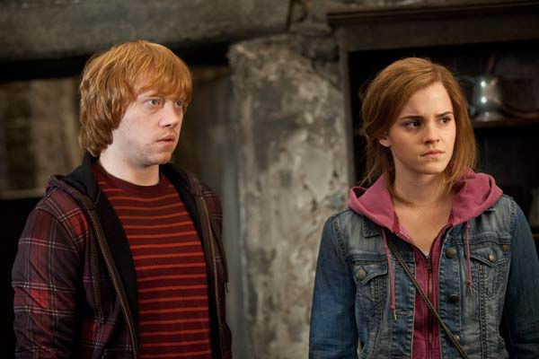 Ron Weasley (Rupert Grint) and Hermione Granger...