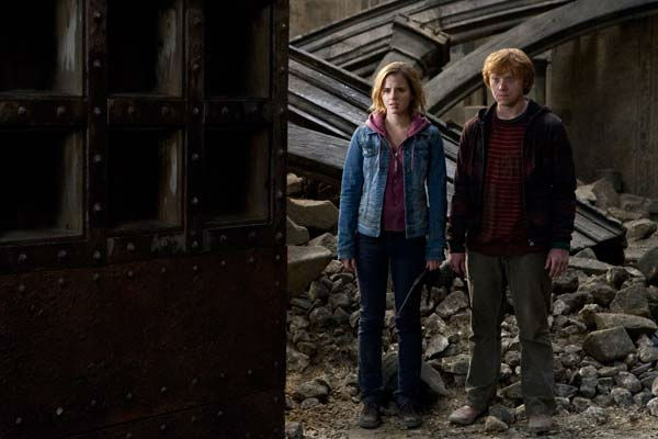Ron Weasley (Rupert Grint) and Hermione Granger...